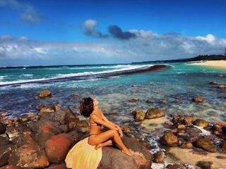 Isis Valverde feet photo thumbnail