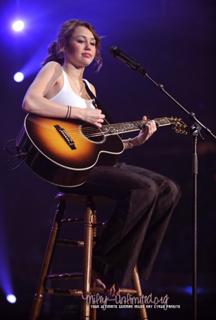 Miley Cyrus feet photo thumbnail