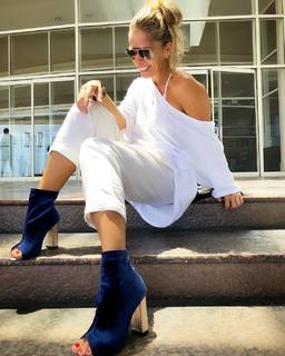 Adriane Galisteu feet photo thumbnail