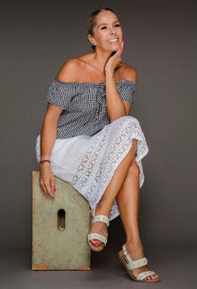 Adriane Galisteu feet photo thumbnail