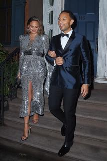 Chrissy Teigen feet photo thumbnail