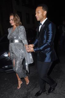 Chrissy Teigen feet photo thumbnail
