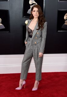 Anna Kendrick feet photo thumbnail