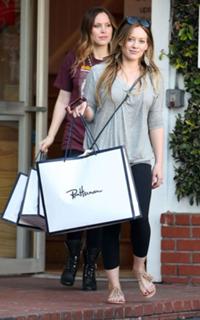 Hilary Duff feet photo thumbnail