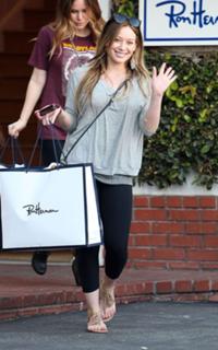 Hilary Duff feet photo thumbnail