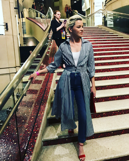 Elizabeth Banks feet photo thumbnail