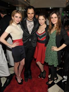 Anna Kendrick feet photo thumbnail