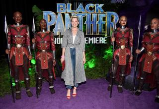 Elizabeth Banks feet photo thumbnail