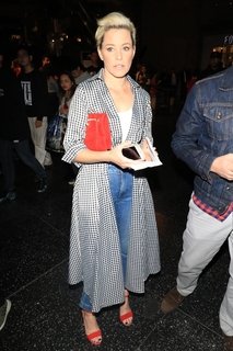 Elizabeth Banks feet photo thumbnail