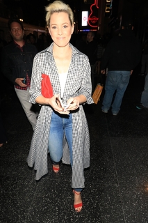 Elizabeth Banks feet photo thumbnail