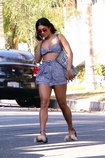 Vanessa Hudgens feet photo thumbnail