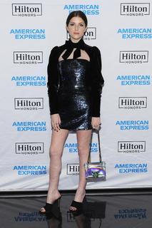 Anna Kendrick feet photo thumbnail