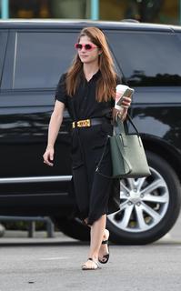 Selma Blair feet photo thumbnail