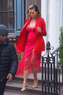 Chrissy Teigen feet photo thumbnail