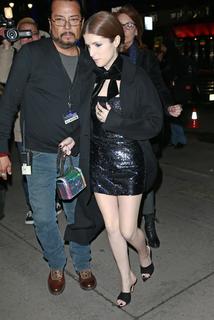 Anna Kendrick feet photo thumbnail
