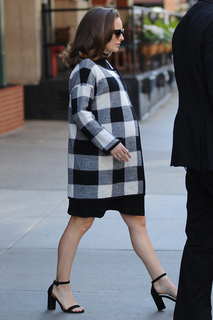 Natalie Portman feet photo thumbnail