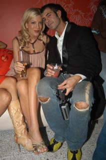 Tori Spelling feet photo thumbnail