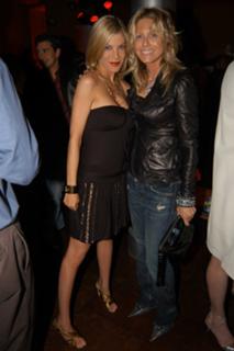 Tori Spelling feet photo thumbnail