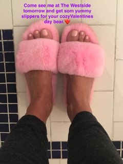 Kelly Bensimon feet photo thumbnail