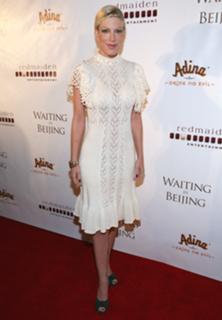 Tori Spelling feet photo thumbnail