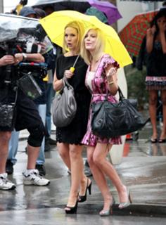 Tori Spelling feet photo thumbnail