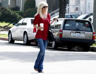 Tori Spelling feet photo thumbnail