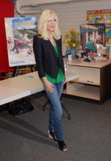 Tori Spelling feet photo thumbnail