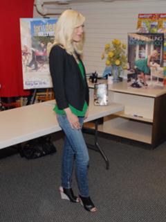 Tori Spelling feet photo thumbnail