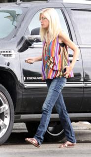 Tori Spelling feet photo thumbnail