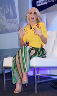 Julianne Hough feet photo thumbnail