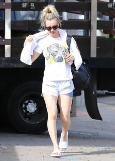 Kaley Cuoco feet photo thumbnail