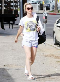 Kaley Cuoco feet photo thumbnail