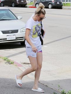 Kaley Cuoco feet photo thumbnail