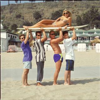 Tori Spelling feet photo thumbnail