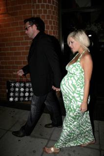 Tori Spelling feet photo thumbnail