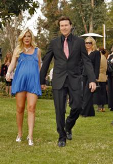 Tori Spelling feet photo thumbnail