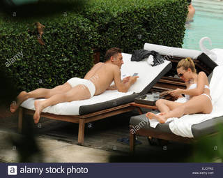 Ilary Blasi feet photo thumbnail
