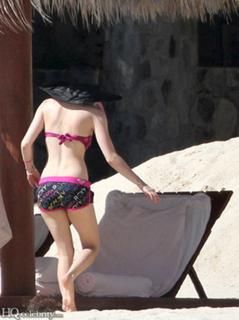Avril Lavigne feet photo thumbnail