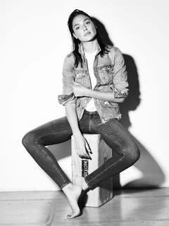 Gal Gadot feet photo thumbnail