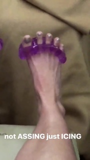 Katy Perry feet photo thumbnail
