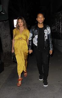 Chrissy Teigen feet photo thumbnail