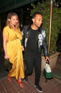 Chrissy Teigen feet photo thumbnail