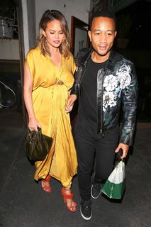 Chrissy Teigen feet photo thumbnail