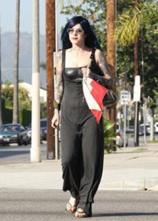 Katherine von Drachenberg feet photo thumbnail