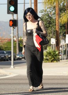 Katherine von Drachenberg feet photo thumbnail