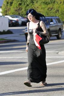 Katherine von Drachenberg feet photo thumbnail