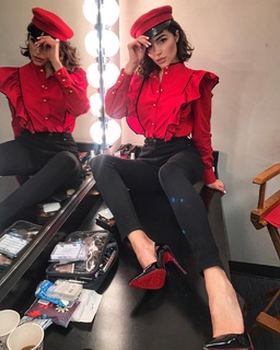 Olivia Culpo feet photo thumbnail