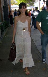 Jennifer Love Hewitt feet photo thumbnail