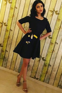 Shruti Haasan feet photo thumbnail