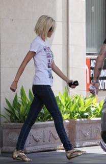 Tori Spelling feet photo thumbnail